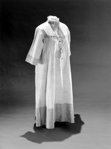 Bark cloth [wauke fiber] “Mother Hubbard” dress, Hawai‘i. Early 19th century. Photographer: Seth Joel From: Roger G. Rose, Hawaii: The Royal Isles, Bernice P. Bishop Museum Special Publication 67 (Honolulu: Bishop Museum Press, 1980), pg. 94. Call Number: E.C. Hawaiian. Art. Kapa. Image from Bishop Museum Archives, Honolulu, Hawaii. Images are not to be re-used without permission.