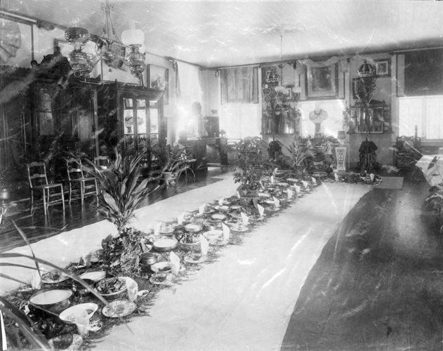 ‘Aha‘aina at Pualeilani, home of Prince and Princess Kalaniana‘ole; Waikīkī, Hawai‘i. ca. 1905. Collection: General Photograph Collection Call Number: Domestic Life. Homes. Kalaniana‘ole. Pualeilani I. Artifact Number: SP 46025 Location: Bishop Museum Archives Image from Bishop Museum Archives, Honolulu, Hawaii. Images are not to be re-used without permission.